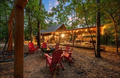 Broken Bow House | Close to All, Mini Golf, Hot Tub, Fire-Pit, Swing Set