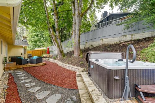 Inglewood House | Close to Light Rail! Sammamish Home w/Hot Tub