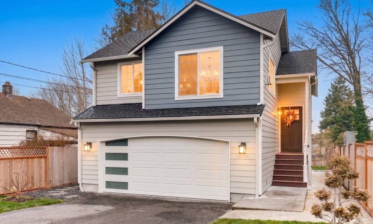 Maple Leaf House | Close to Light Rail | Sunlit Seattle Oasis & Yard