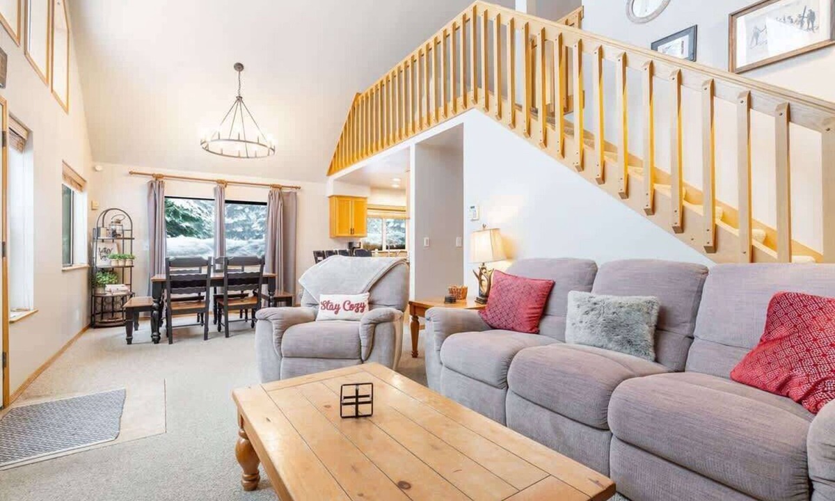 Snoqualmie Pass House | Close to Ski + Snowboard | Games | Hiking Trails