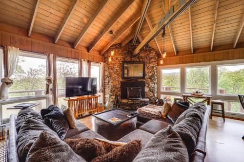 Seven Devils House | Close to Trails! Seven Devils Retreat w/Hot Tub