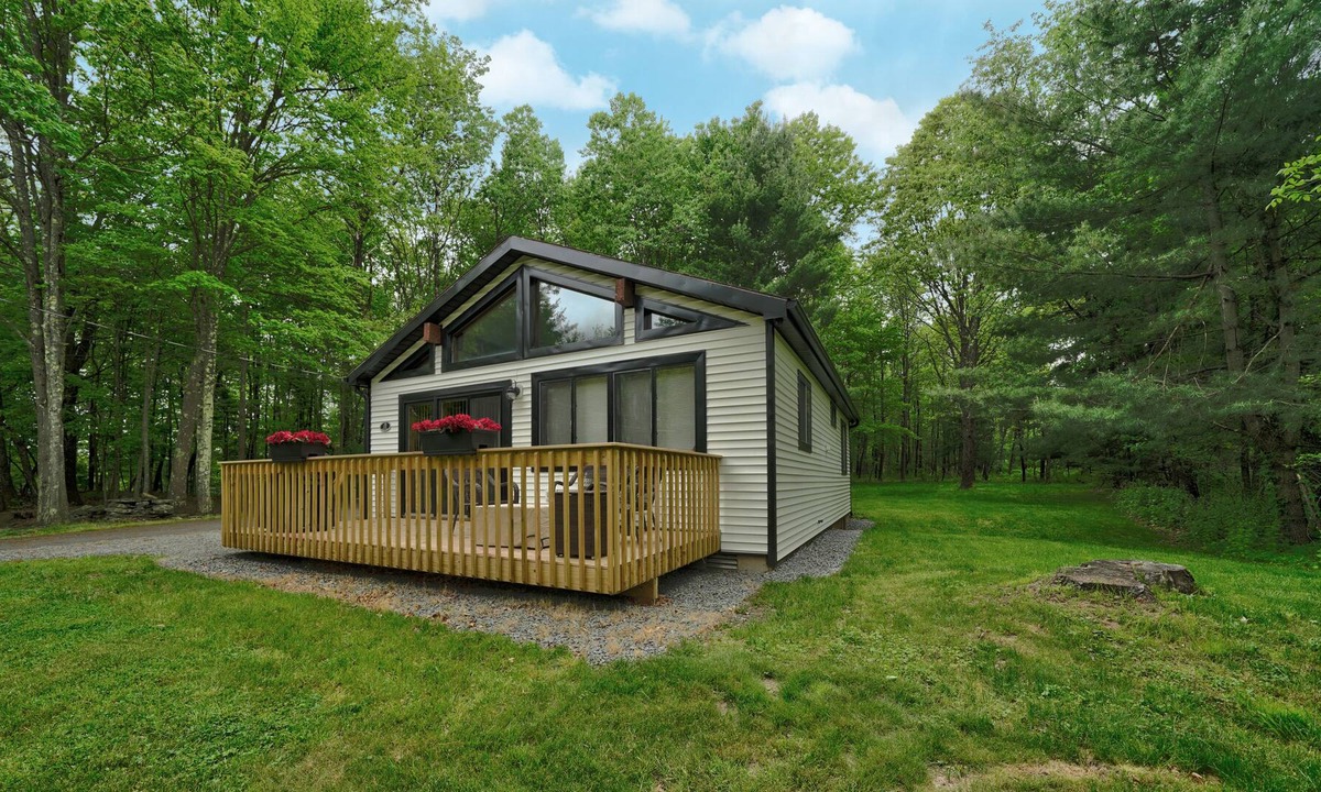 White Mills Cottage | CLOSE TO WALLENPAUPACK! 2 bedroom, 1 bath cottage