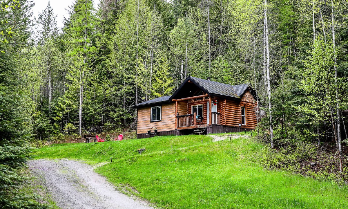 Creston Cabin | Cloud #9 Cabin — Cozy cabin w/hot tub!