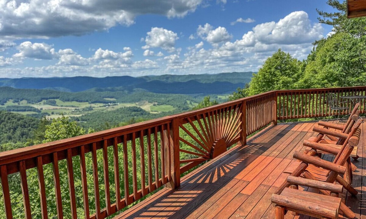 Mountain City Cabin | Cloud 9-Log Cabin, Stunning View, Luxury Hot Tub, Gas Fire Pit, 30 min to Boone