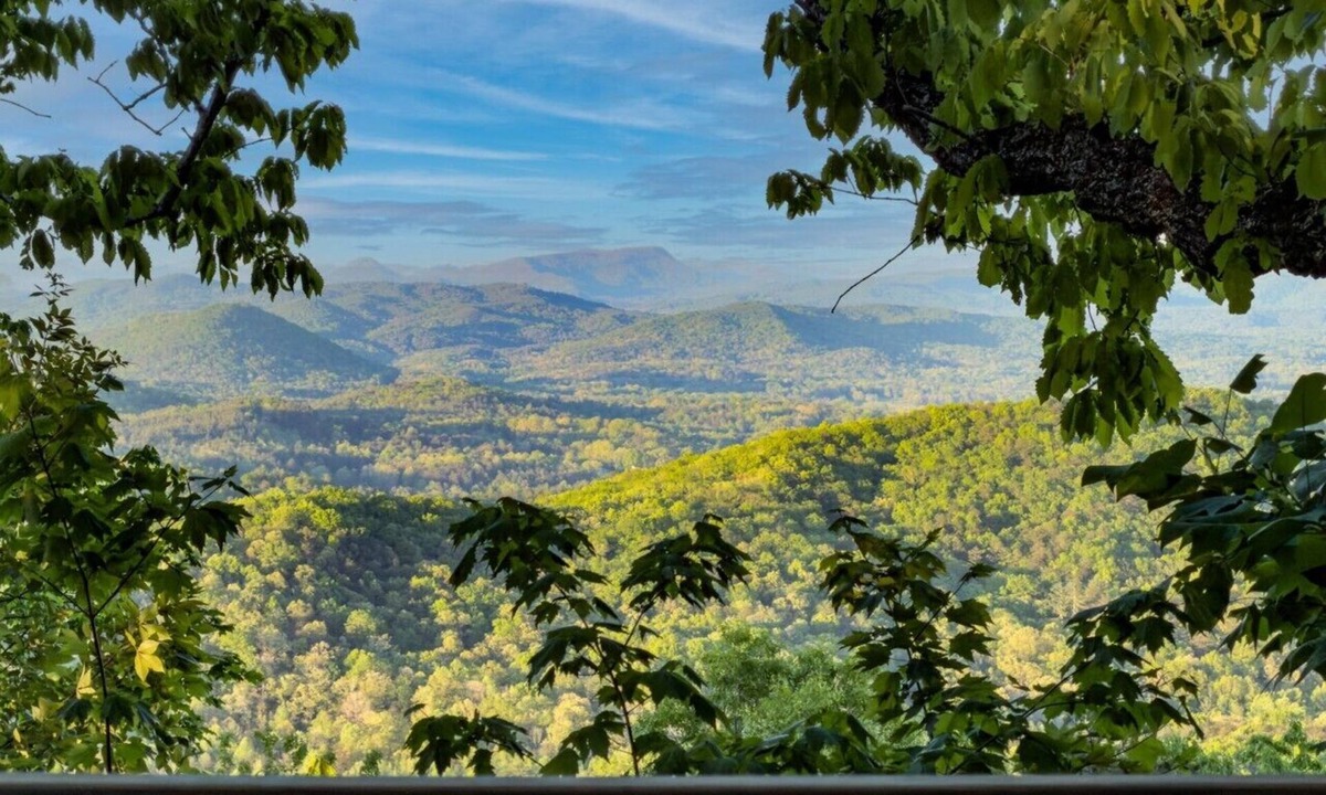 Helen Cabin | Cloud 9 `Spectacular Mountain View` Hot Tub|PETS OK