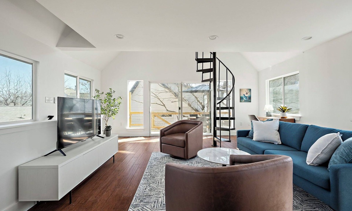 Chestnut House | Cloud 9 Tree House - Deck & Fire Pit East Downtown