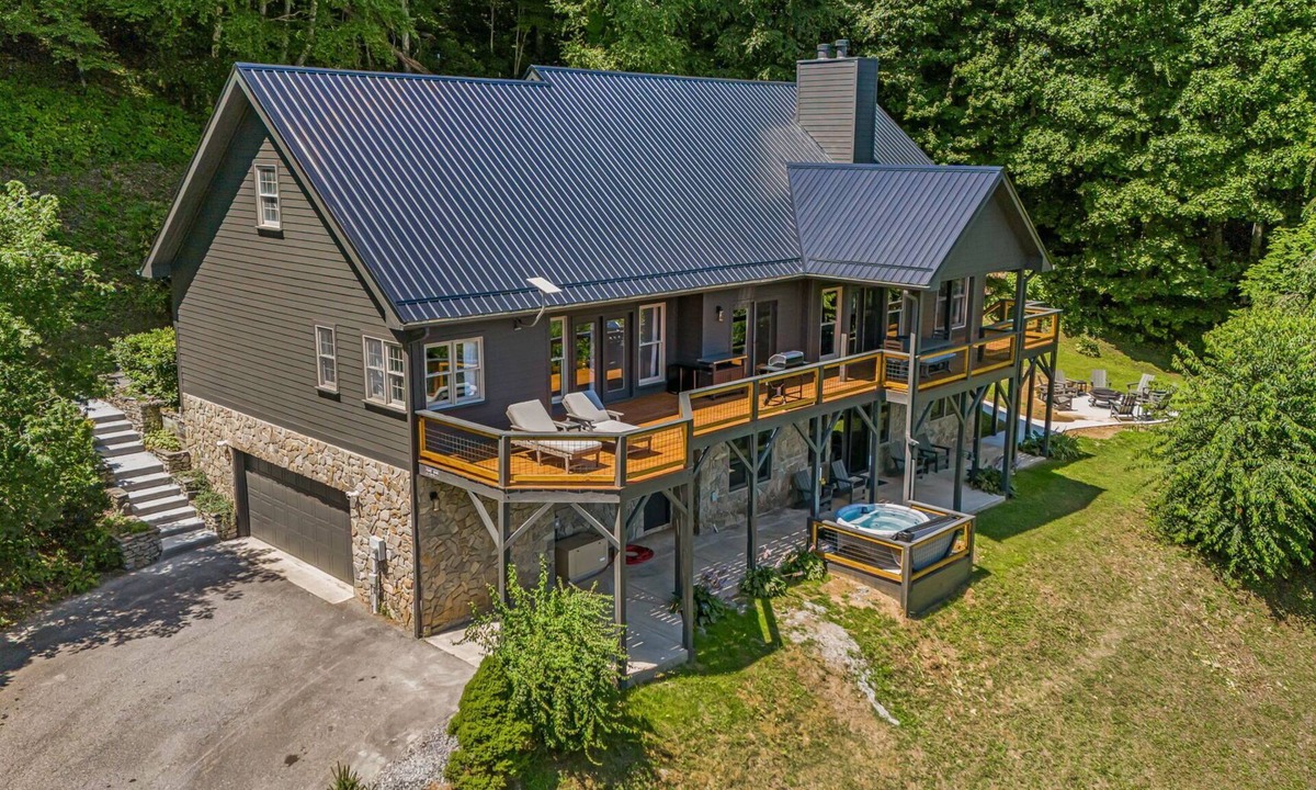 Leicester House | Cloud Nine | Private 40-Acre Mountaintop w/Hot Tub, Theater & Biltmore Pass