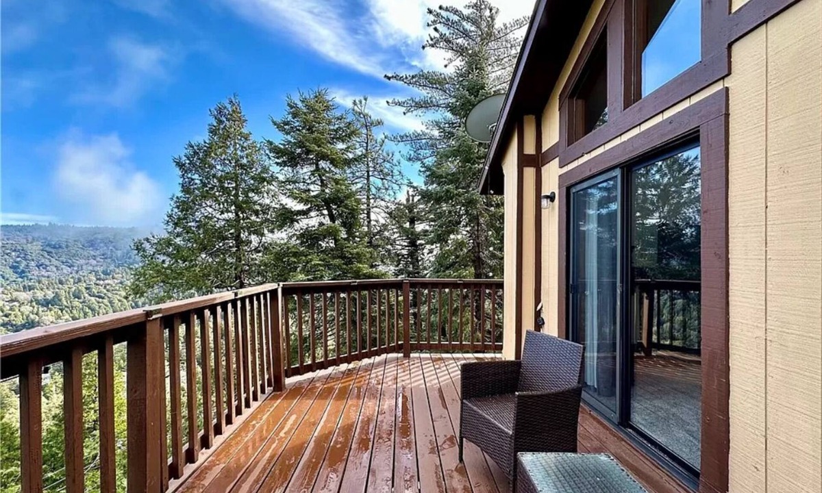 Crestline House | Cloud9 serene view from arrowhead height in crestline overlooking Lake Gregory