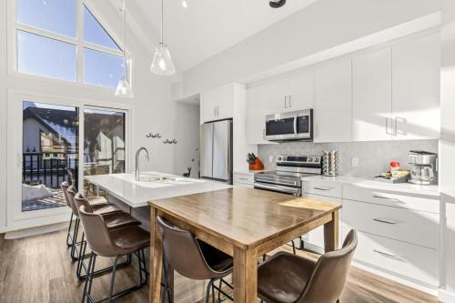 Canmore Apartment | Cloudline Vista 3 BdrmTownhouse w Private Garage Views Pool Walk Downtown