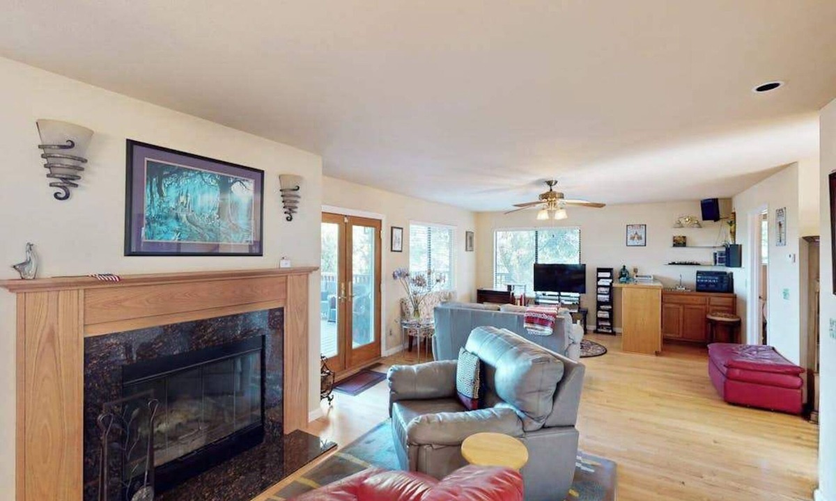 Cloverdale House | Cloverdale Hillside Lodge on 7 Wooded Acres