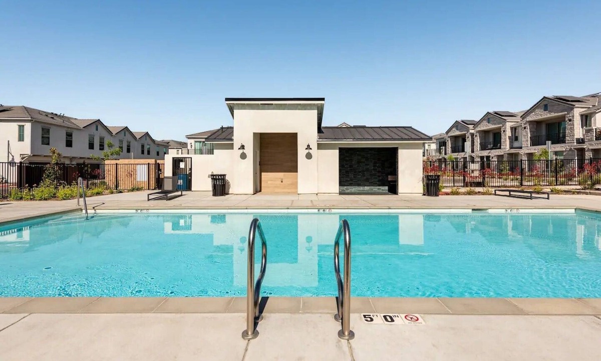 Clovis House | Clovis Retreat - Modern 2BR Near Parks, Pool