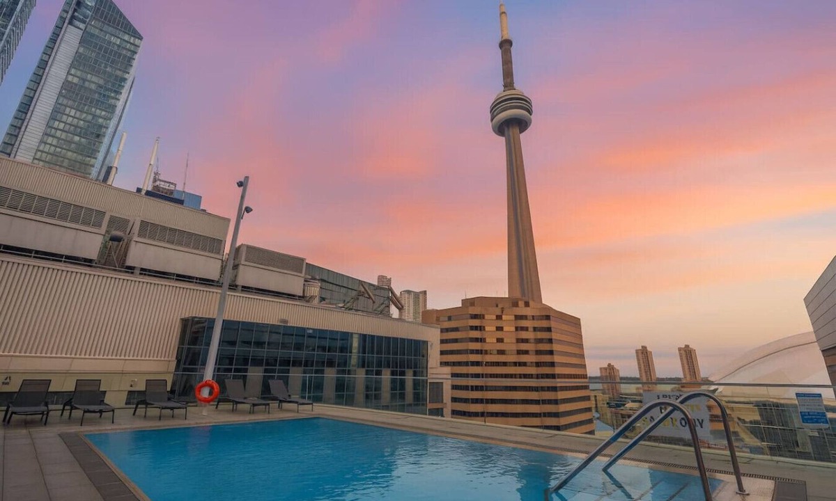 Toronto Entertainment District Hotel | CN Tower View - Parking/Pool/Downtown