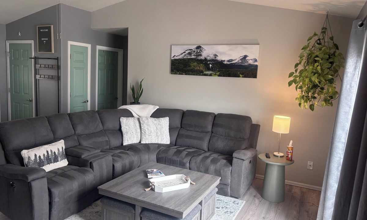 Montrose House | CO Beehive with 2 new king beds! Reclining sectional couch with fireplace!