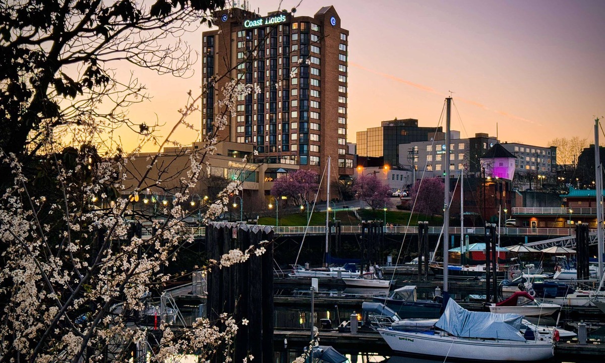 Regional District of Nanaimo Hotel | Coast Bastion Hotel