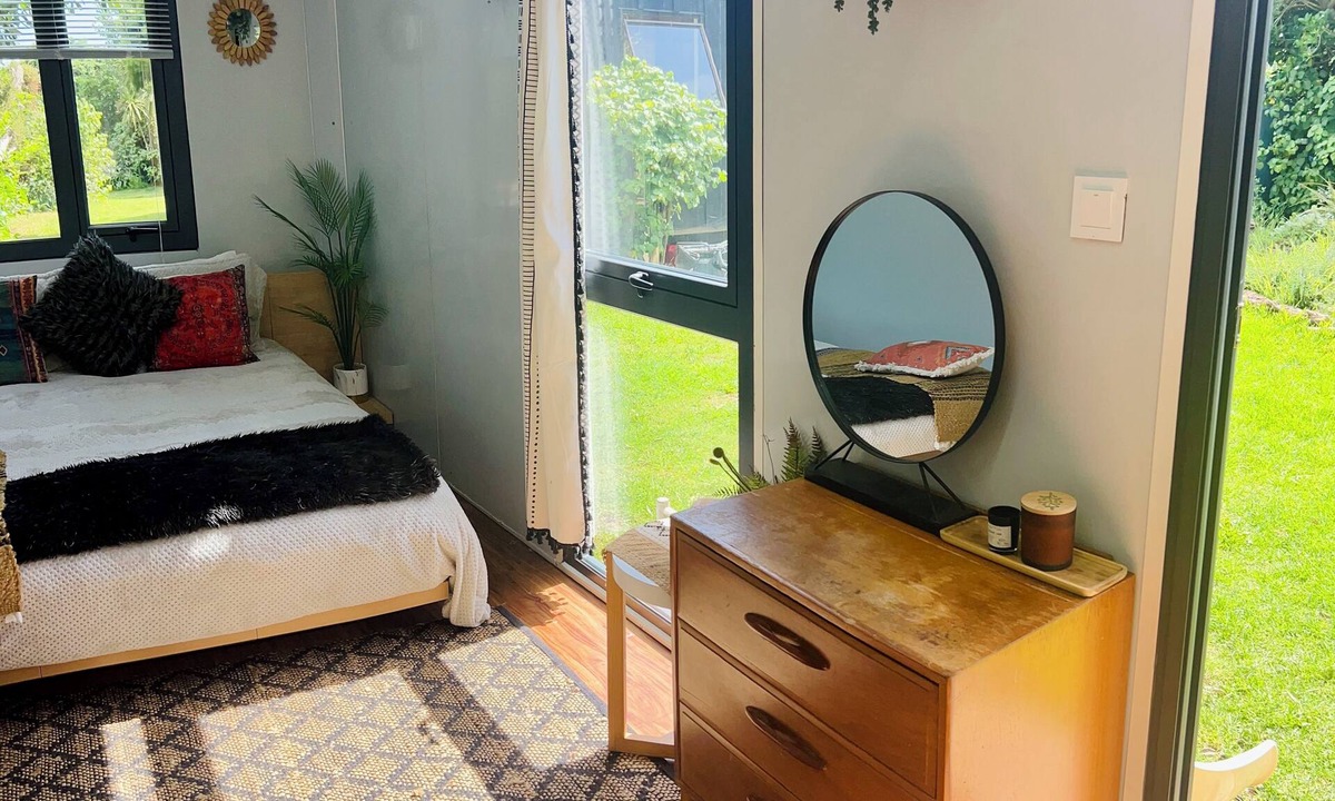 Te Henga Cabin | 🌿 Coastal Cabin Retreat — Walk to Bethells Beach, Café & Freshwater Lake 🌞