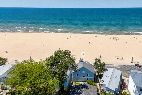 South Haven House | Coastal Blue Steps to North Beach Family & Dog Friendly Home