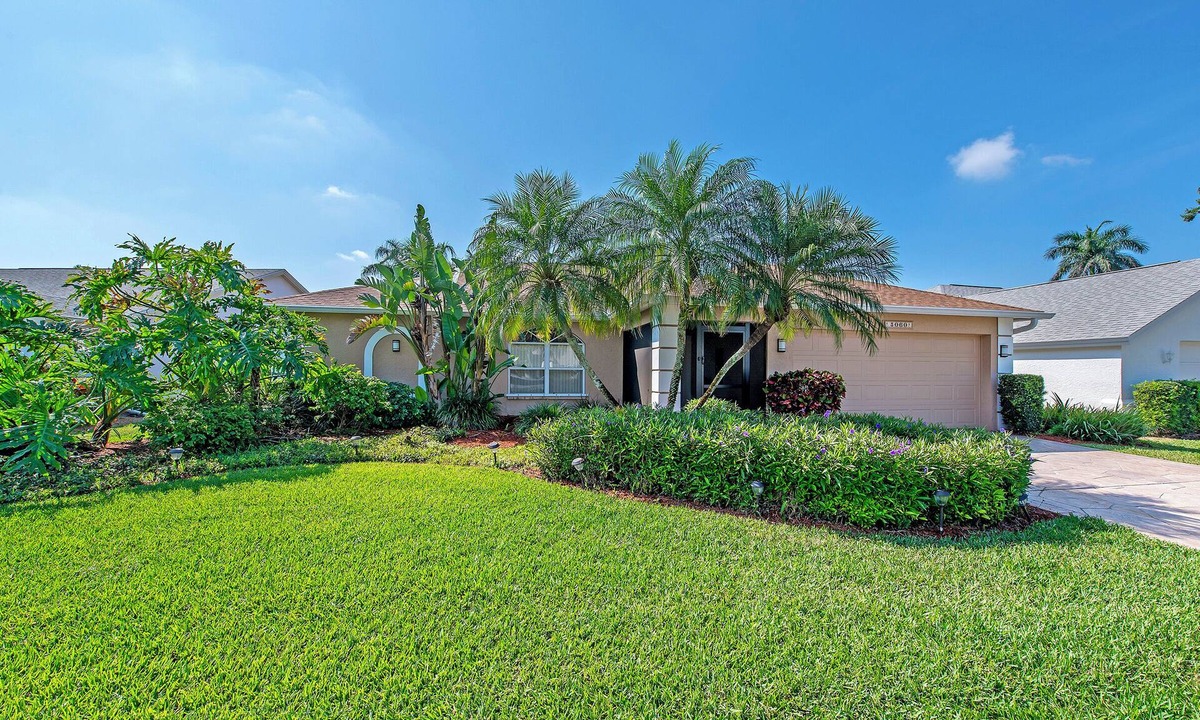 Central Naples House | Coastal Breeze - charming 3bed/2bath w/pool & wifi in Naples, Fl