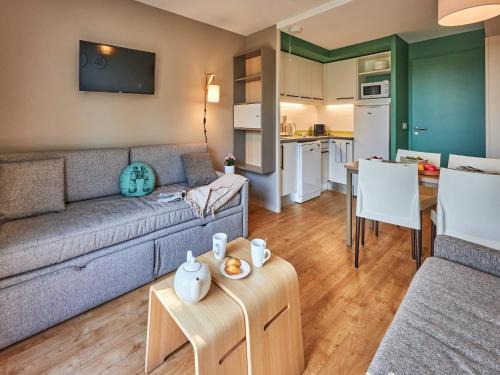 Courseulles-sur-Mer House | Coastal Chalet for 6 with Pool