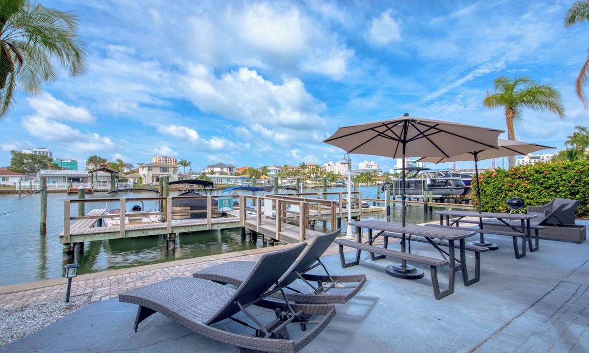 Clearwater Beach Condo | Coastal Charm Reimagined 8-Minute Walk 2 Beach(U1)