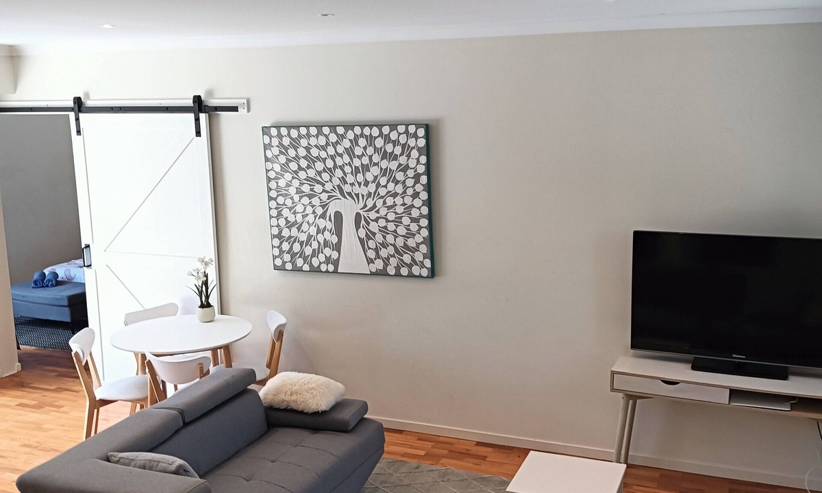 Aspendale House | Coastal charm, spacious townhouse Ideal for families or groups of up to 8