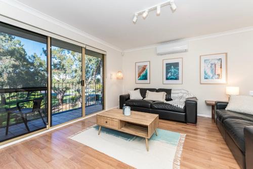 Scarborough House | Coastal Comfort 1 King, 2 Queen beds with Park Views