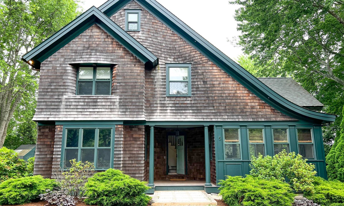 Little Compton House | Coastal cottage in seaside town of Little Compton, RI just minutes to the beach