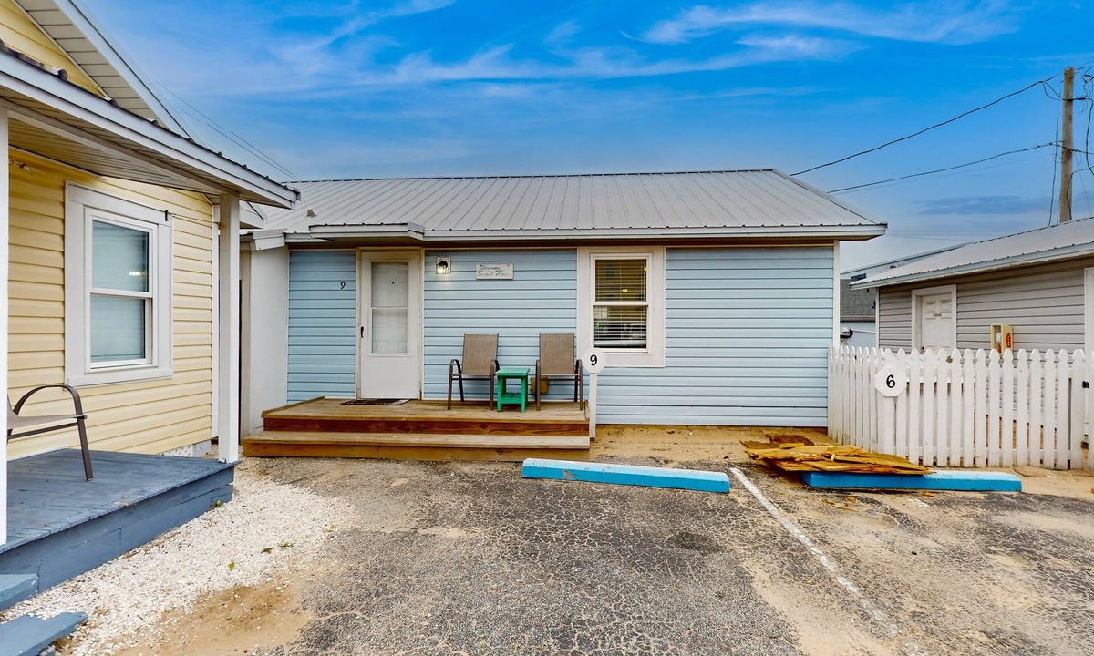 Kure Beach Cottage | Coastal cottage with short walk to the beach and fishing pier