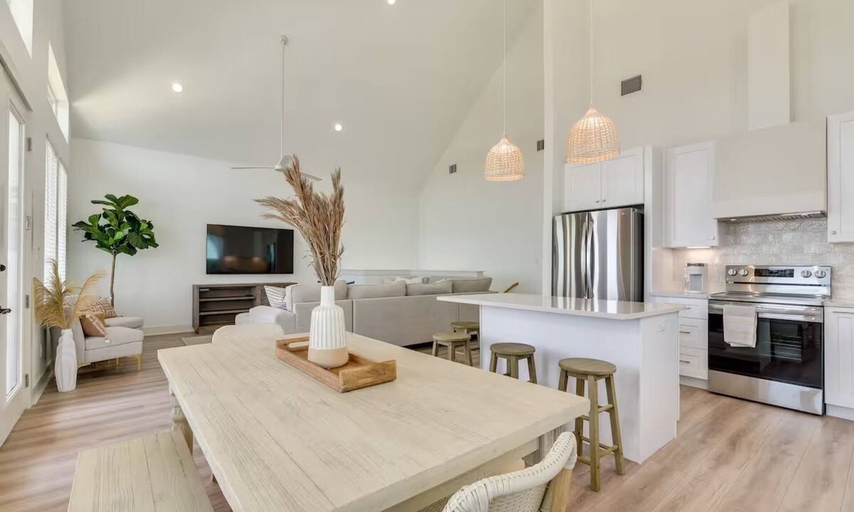 San Luis House | Coastal Elegance: Relax and Enjoy this Freeport Gem - Pet Friendly!