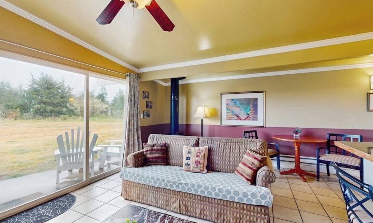 Copalis Beach Condo | Coastal oceanfront condo with shared hot tub & beach trail access, dog friendly