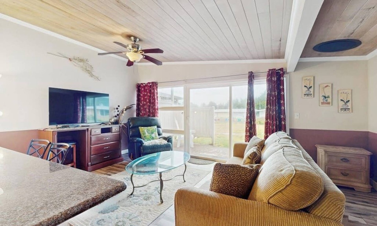 Copalis Beach Condo | Coastal pool view condo with shared hot tub & beach trail access, dog-friendly