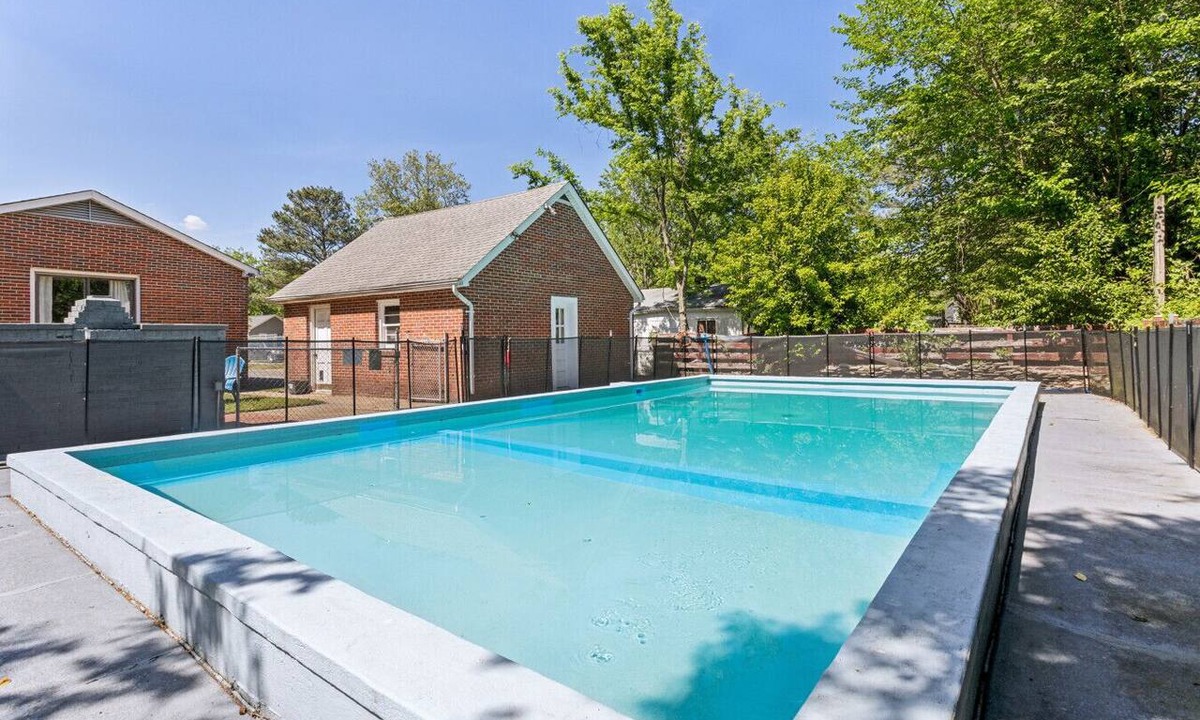Coliseum Central Apartment | Coastal Retreat @ Coliseum| Pool, Bonus Rm, Gazebo