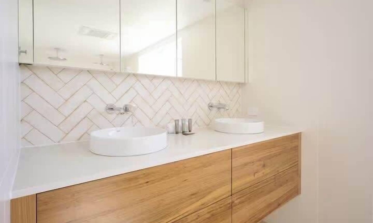 Woolgoolga House | Coastal Retreat with Pool and Balcony Views