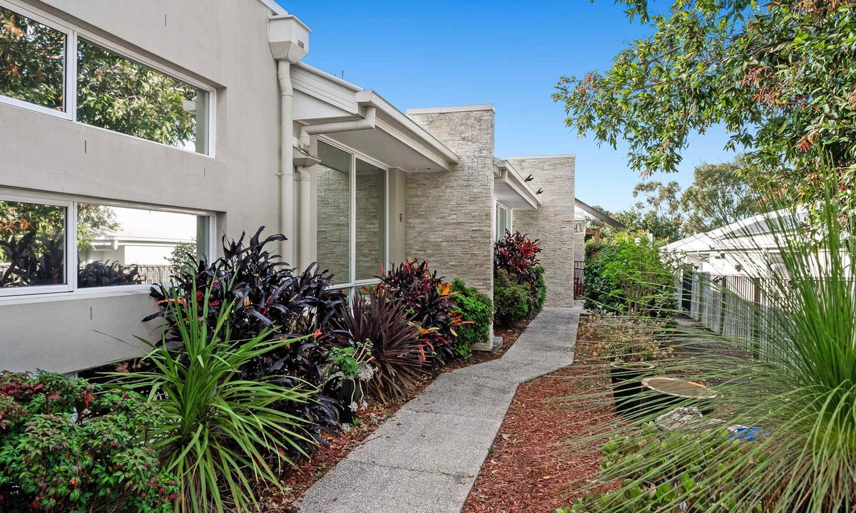 Upper Coomera House | Coaster by Khove