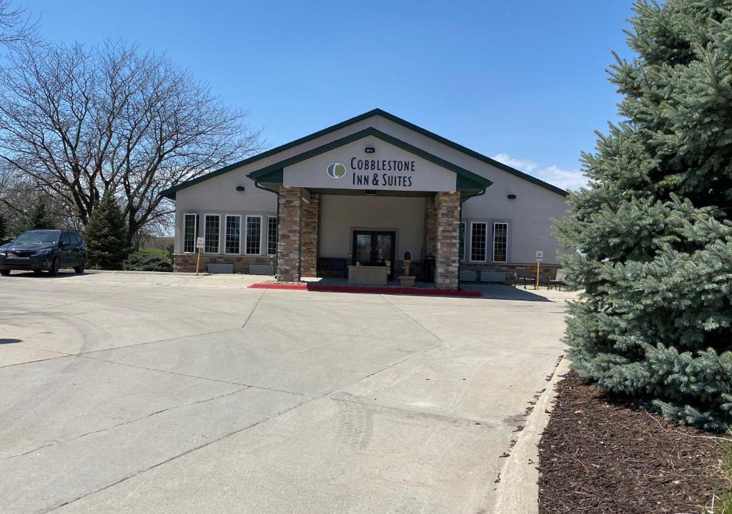 Denison Hotel | Cobblestone Inn & Suites - Denison | Majestic Hills