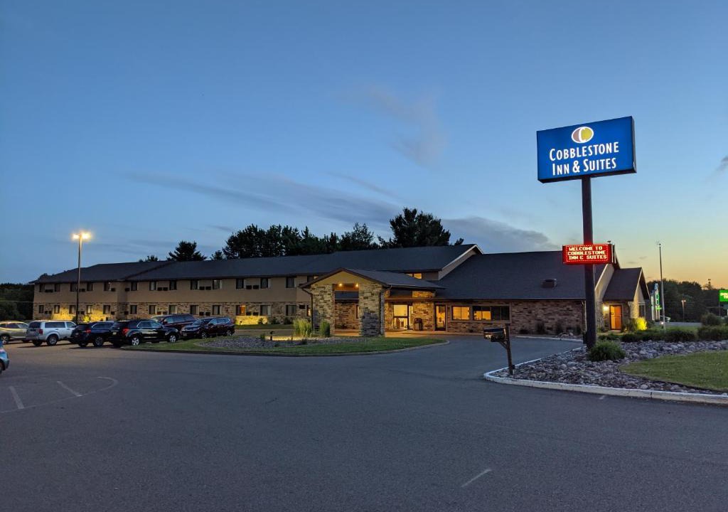 Merrill Hotel | Cobblestone Inn & Suites - Merrill