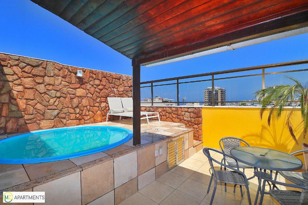 Copacabana Apartment | Cobertura duplex 2 quartos com terraço e piscina