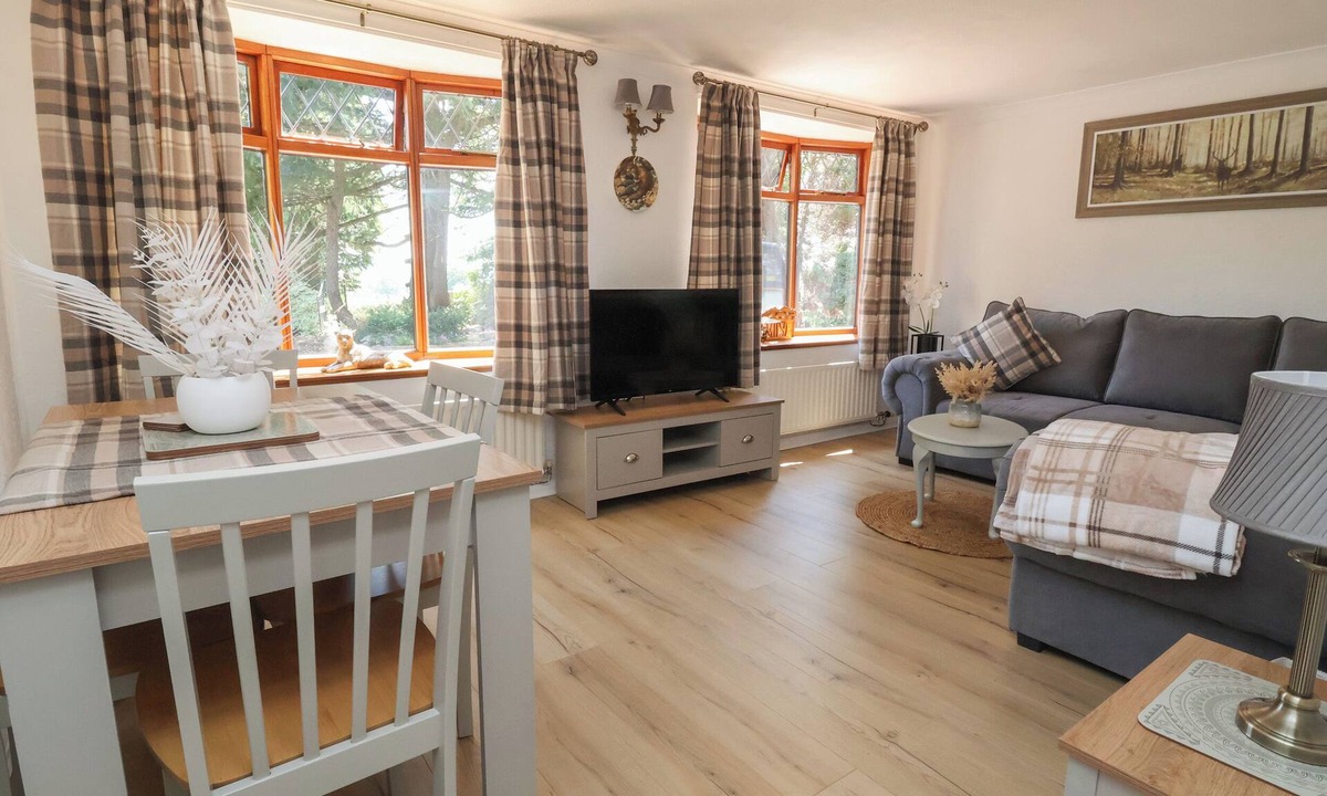 Overton-on-dee Cottage | COCK BANK COTTAGE, pet friendly, with a garden in Bangor-On-Dee