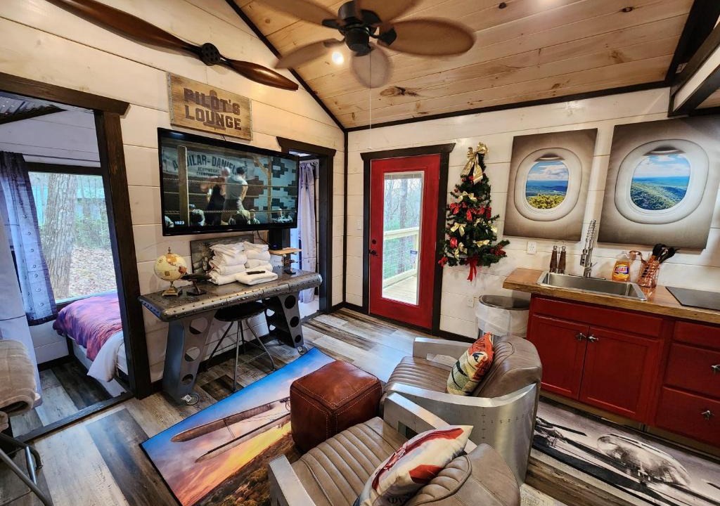 Sevierville House | Cockpit Lounge #1406