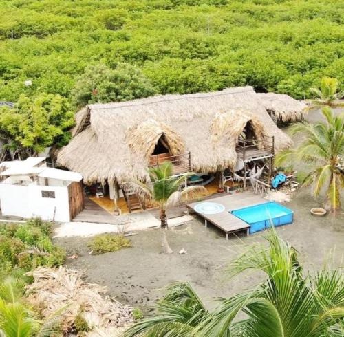 San Bernardo del Viento House | Coco y arena cabaña frente al mar, lejos del turismo y cerca a los manglares