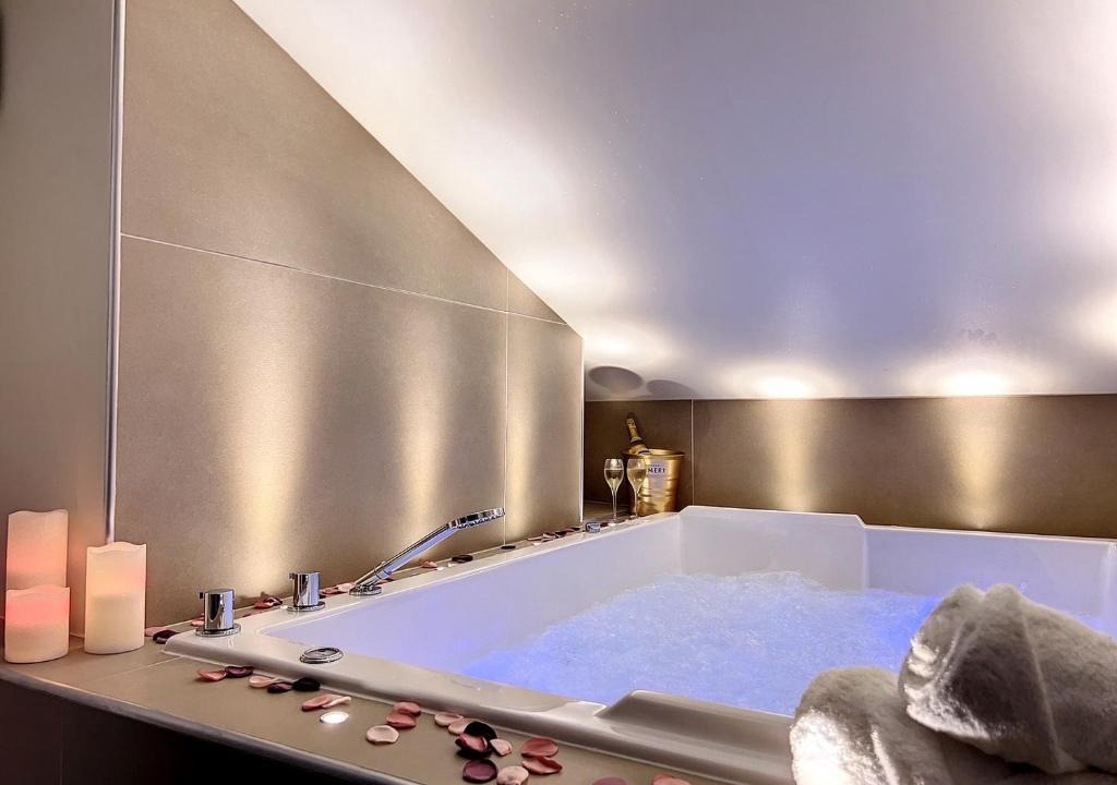 Saint-Etienne Apartment | Cocon Blanc câlin avec Jacuzzi privatif - LoveRoom Insolite