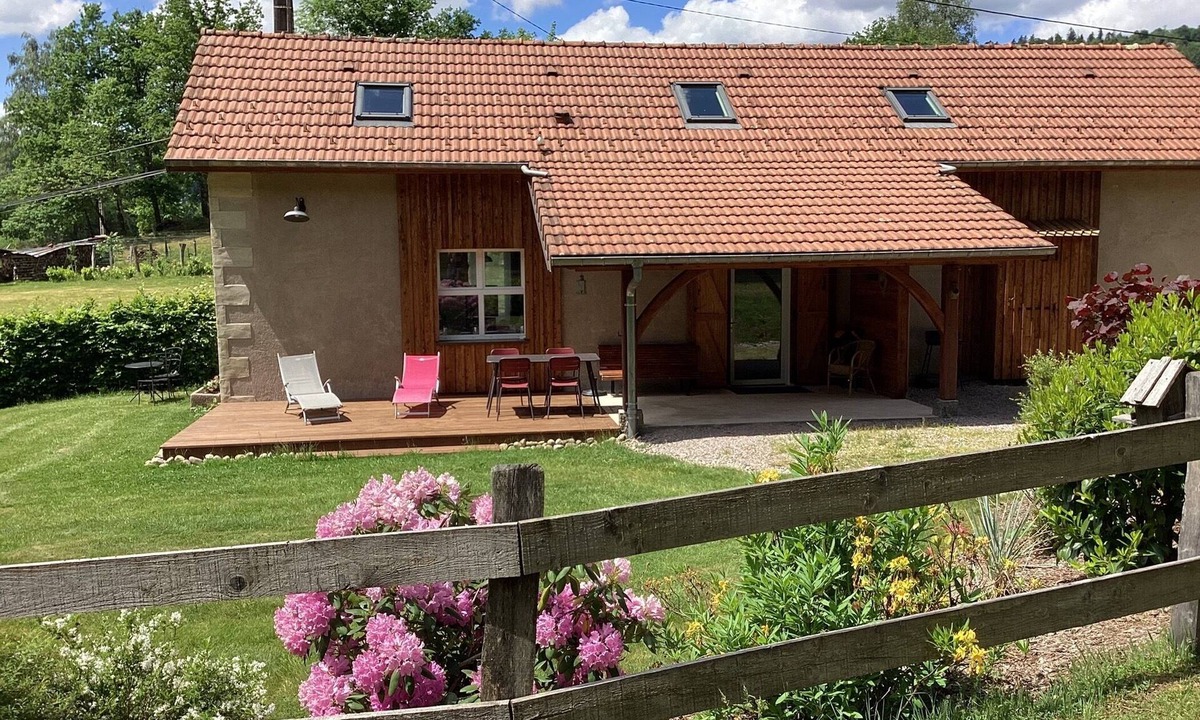 Ramonchamp House | Cocooning spirit gîte close to hiking trails and cycle path.