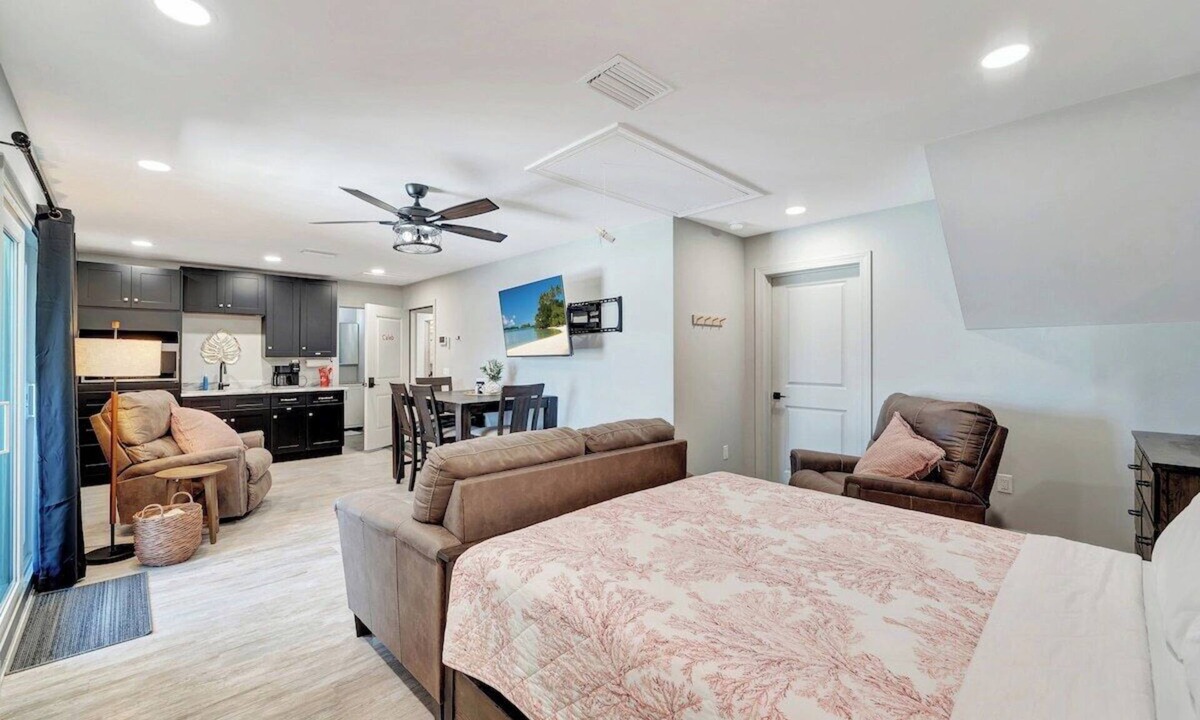 Southgate Apartment | coffee, Pinecraft with a view, Wi-Fi, TV sleeps 2