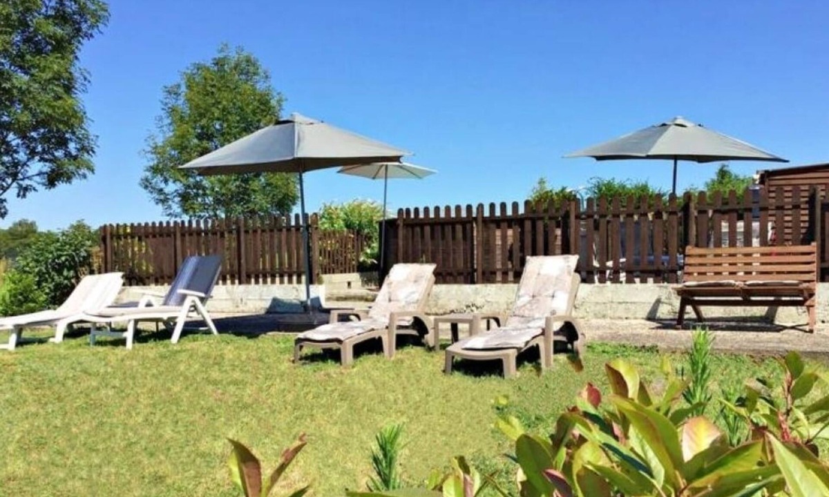 Exideuil Ski Chalet | Cogulet Gite de caractere avec piscine - 2 bedrooms -campagne Charantaise