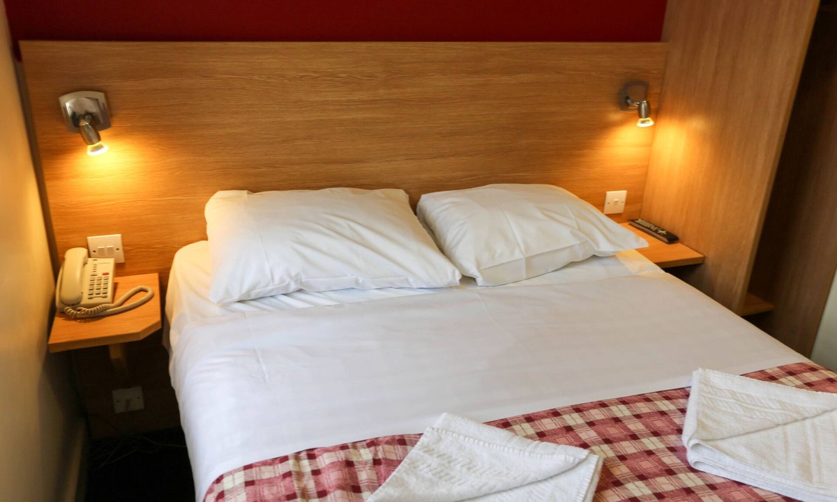 Warwick Hotel | Colliers Hotel