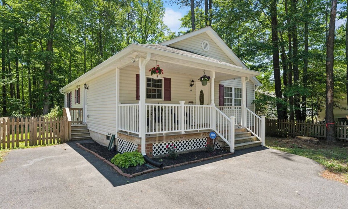 Colonial Beach House | Colonial Beach Living and Loving!WiFi, streamTV,2 Full Baths. Clean & New!