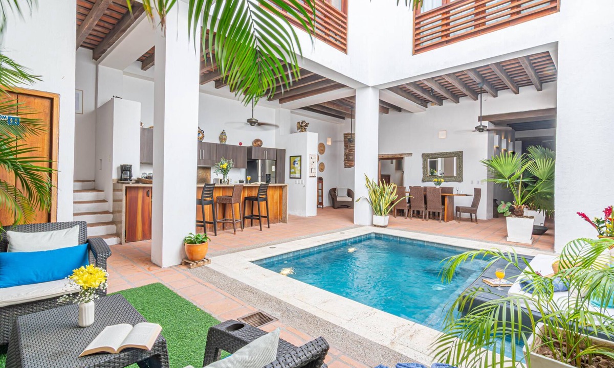 Historic Center Hostel | Colonial House | Pool | Rooftop | Cathedral View