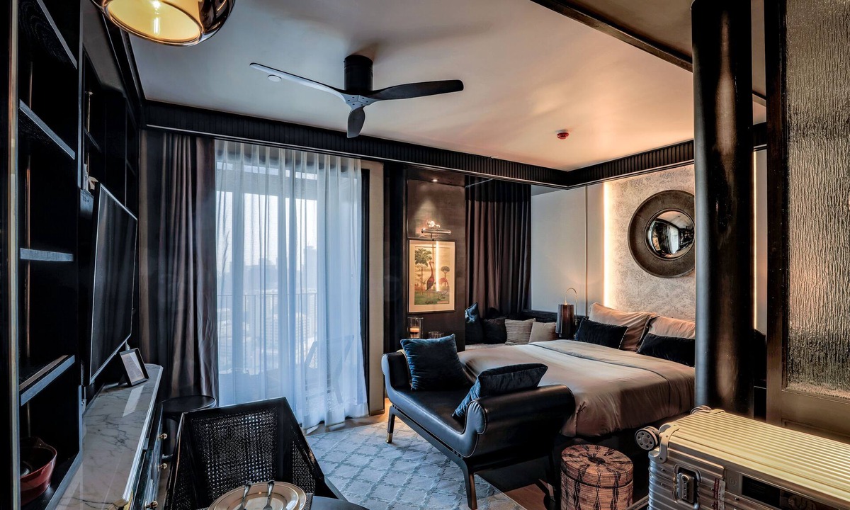 Silom Condo | Colonial Luxury designed room, next to MRT Samyan