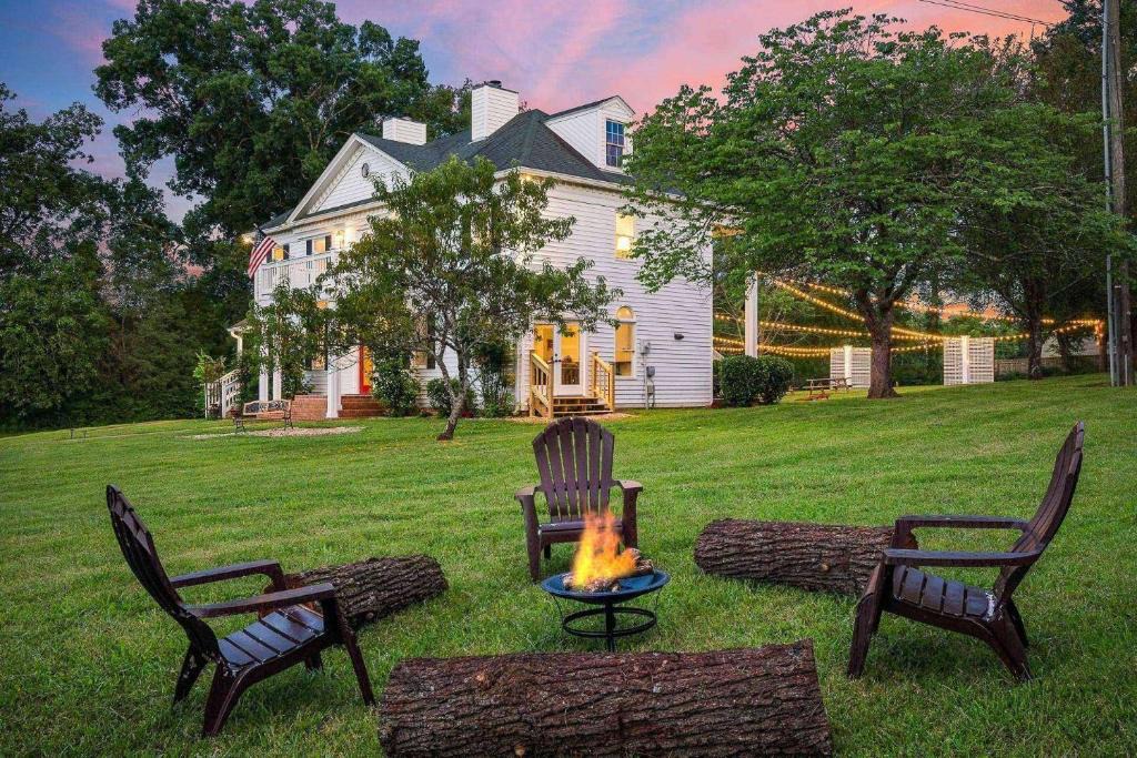 Spring Hill House | Colonial Manor