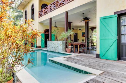 Bullet Tree Falls Hotel | Colonial Suite @ Mahogany Hall