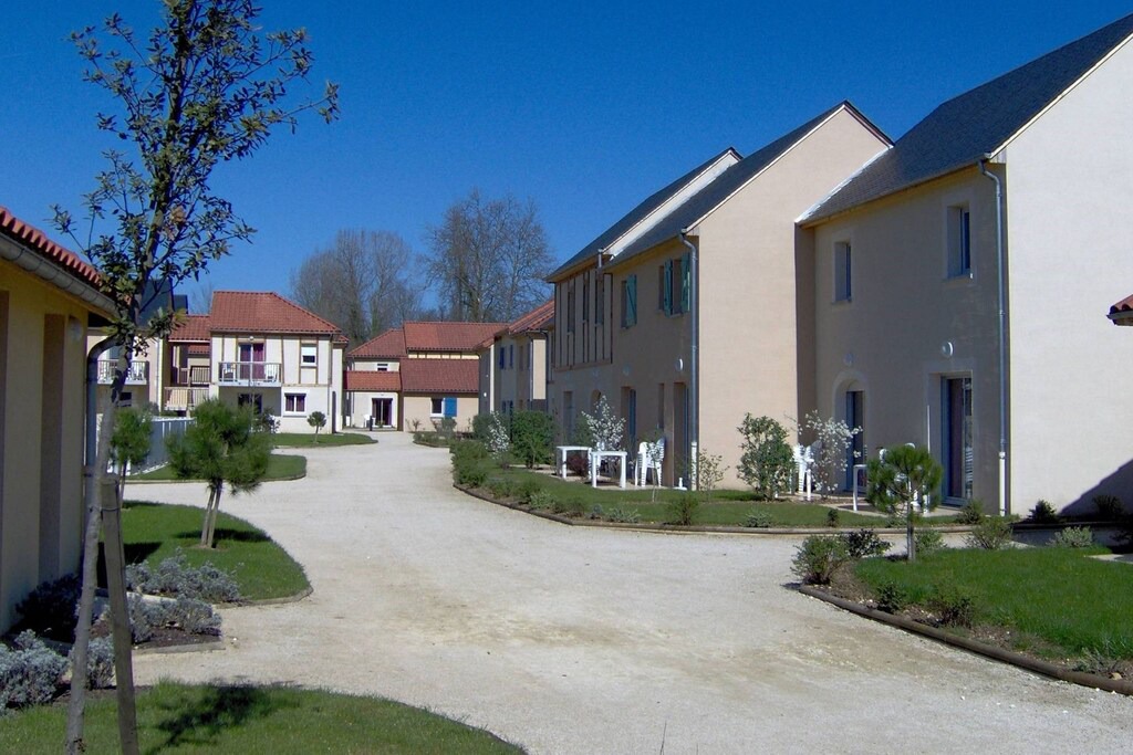 Montignac House | Colorful home in a castle-rich setting in Périgord